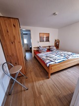 Ferienwohnung in Börgerende - Bull - Schlafzimmer mit Kleiderschrank