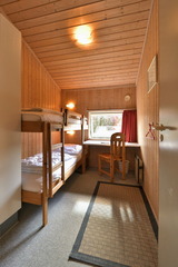 Ferienhaus in Pelzerhaken - Am Waldrand Haus A - Schlafzimmer mit Schreibtisch und Kleiderschrank
