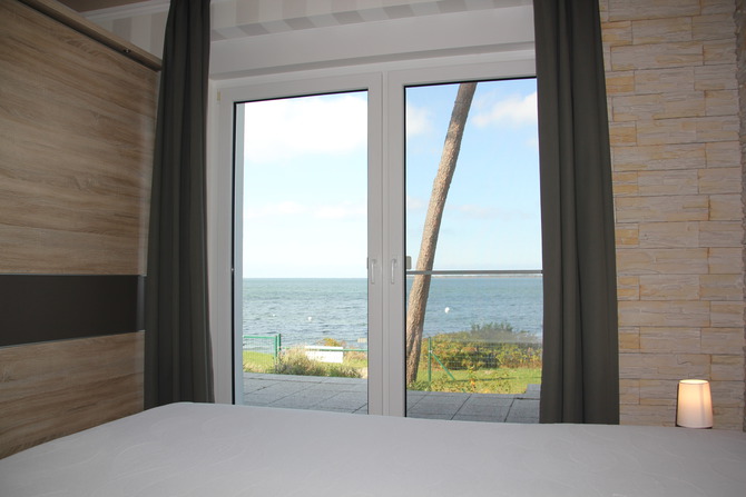 Ferienwohnung in Pepelow - Am Salzhaff - Schlafzimmer mit Blick aus das Wasser