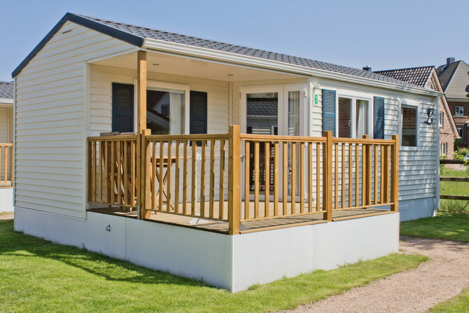Ferienhaus in Pelzerhaken - Mobilheim  Pacifique - Holzterrasse als Eingang