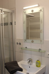 Ferienwohnung in Niendorf/Ostsee - Moesickes kleine FeWo - Bad mit Dusche, Waschbecken und WC