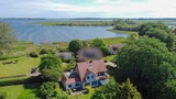 Ferienhaus in Garz - Familienferienhaus R&uuml;genbrise - Gemeinsames Urlauben mit Steg und Boot auf R&uuml;gen - alles inklusive und 5 B&auml;der - Bild 1