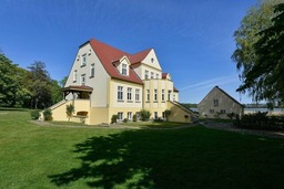 Gutshaus Grubnow Ferienwohnung 2 am Wasser Sauna und WLAN incl.