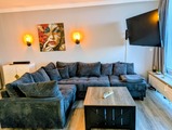 Ferienwohnung in Scharbeutz - Ostseeurlaub-Scharbeutz - Wohnzimmer Sofa, Fernseher 55 Zoll, 4K, schwenkbar