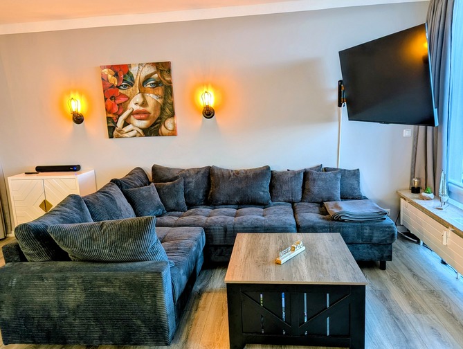 Ferienwohnung in Scharbeutz - Ostseeurlaub-Scharbeutz - Wohnzimmer Sofa, Fernseher 55 Zoll, 4K, schwenkbar