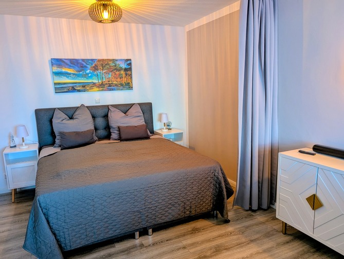 Ferienwohnung in Scharbeutz - Ostseeurlaub-Scharbeutz - Schlafzimmer Boxspringbett 180x200 cm