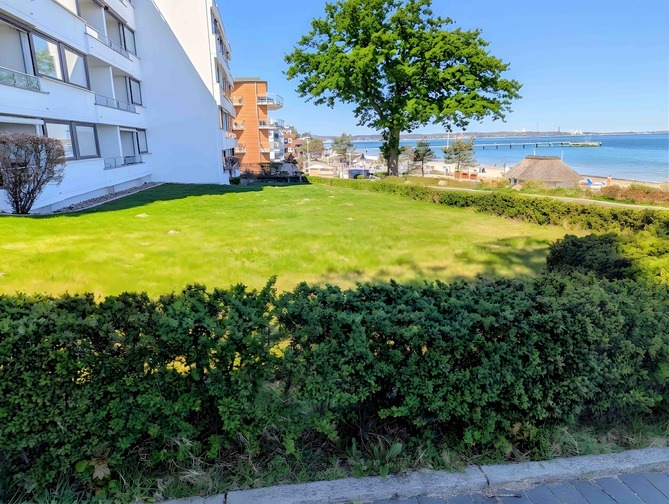 Ferienwohnung in Scharbeutz - Ostseeurlaub-Scharbeutz - Geb&auml;udefront mit Garten und Blick auf Seebr&uuml;cke